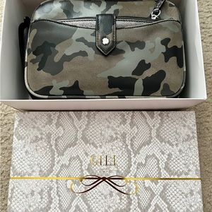 GILI Camo Leather Crossbody Purse
With Wallet
Brand New
Genuine Leather